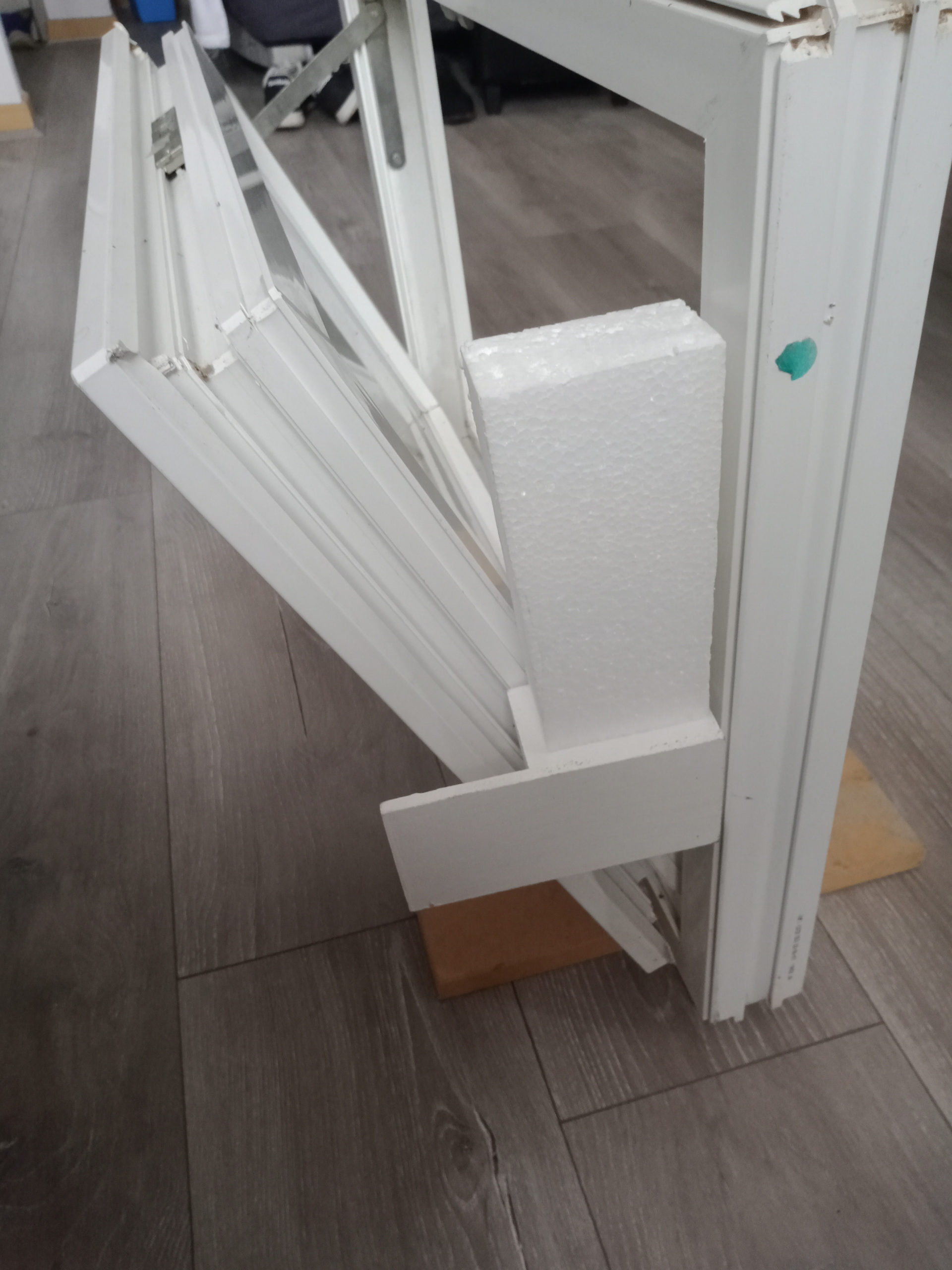 Paire d'anti-échappatoires couleur blanc en polystyrène (protégeant ainsi le chat)